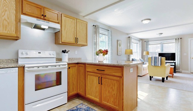 Charming townhome short drive to intown Portland