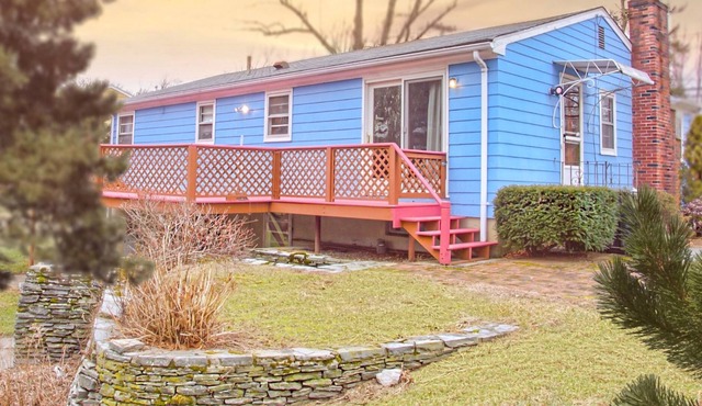 Charming Vintage 3B Home less than 5 miles from PVD airport
