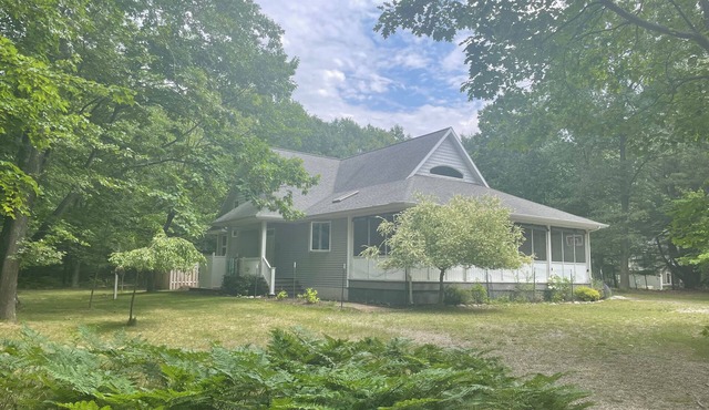 Charming year-round home in Pentwater with beach access gorgeous updated kitchen