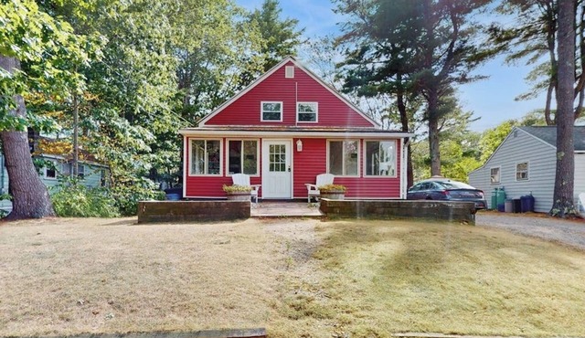 Charming York cottage close to beach with firepit & sunroom - dogs welcome