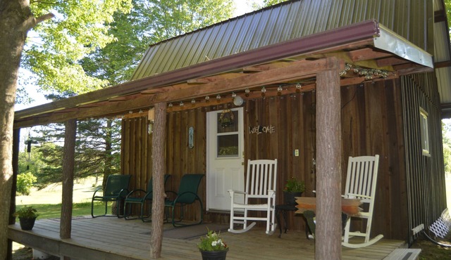 CHASIN' MEMORIES, Cozy, rustic cabin. Close to many boating and fishing lakes.