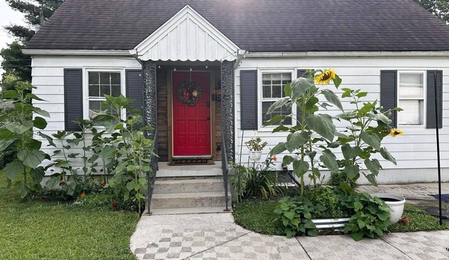 Checkers of Muncie: Boutique Charm 9 min from Ball State close to trails & shops