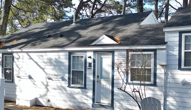Cheerful 1 bedroom cottage only 50ft from beach