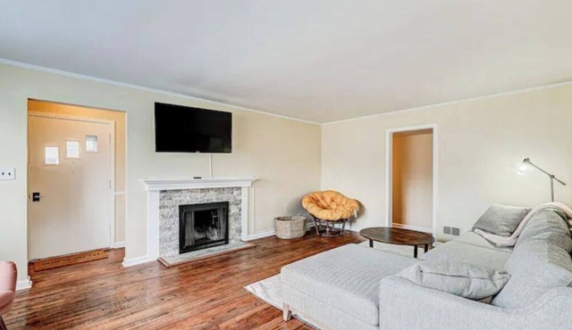 Cheerful 3 Bedroom Home Close to Broadripple.
