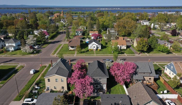 Cheerful 4 Bedroom home close to the waters edge.
