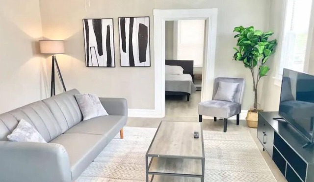 Cheerful 4-bedroom home with fire pit