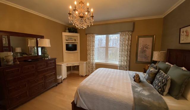 Cheerful, Spacious Bedroom Suite w/private bath
