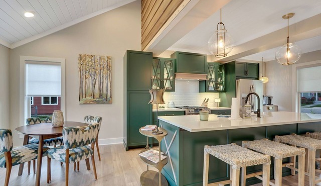 Cherry Pie Abode | Walkable to Downtown Boyne | Pet Friendly | Hot Tub