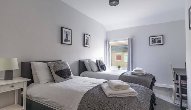 Chestnut House - Sleeps 4 - Pet friendly - Parking