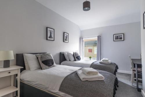 Chestnut House - Sleeps 4 - Pet friendly - Parking