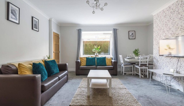 Chestnut House - Sleeps 4 - Pet Friendly - Parking