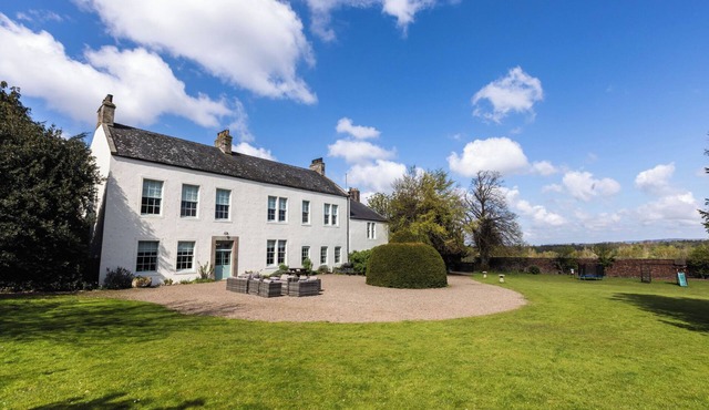 CHEVIOT MANOR, pet friendly, character holiday cottage in Wooler