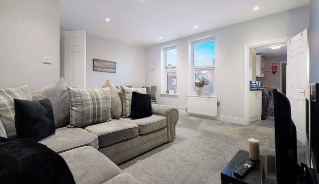 Chic 2 Bed with WiFi, Parking, Ideal for Work Stay
