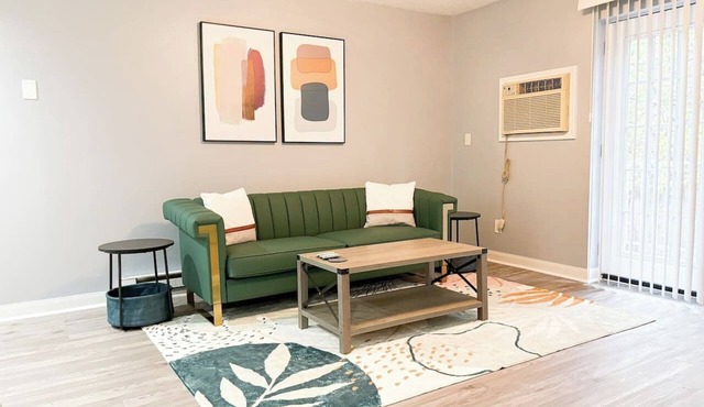 Chic 2 bedroom/free parking across from JD Legends