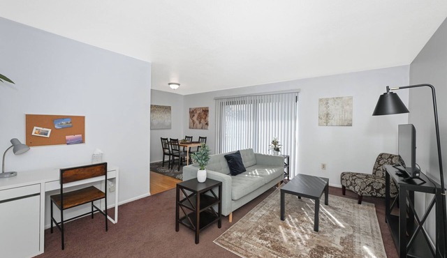 Chic and Stylish 1-Bed Retreat for Traveling Professionals!
