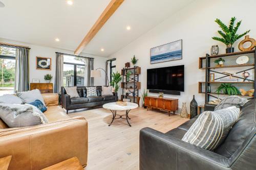 Chic Bellaire Home w/Outdoor Kitchen on Clam Lake