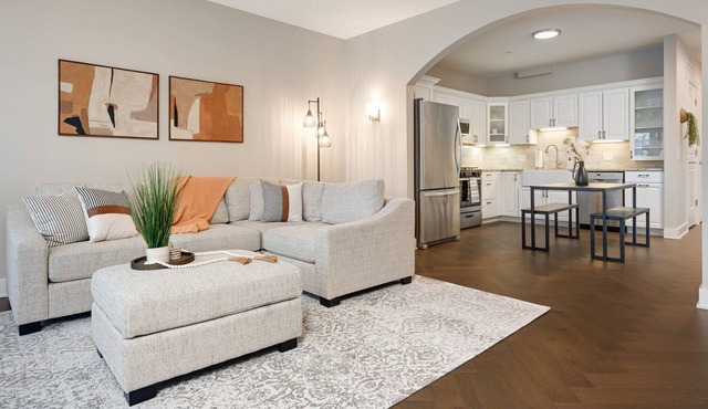 Chic condo 10/10 location!