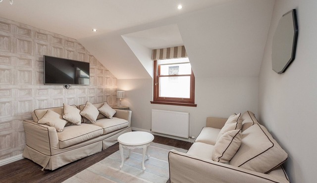 Chic Designed Themed Apartment In The Edinburgh City Centre
