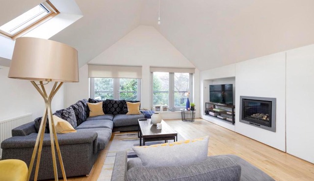 Chic Edinburgh 3-Bedroom 2-Storey House near City Centre with Free Parking
