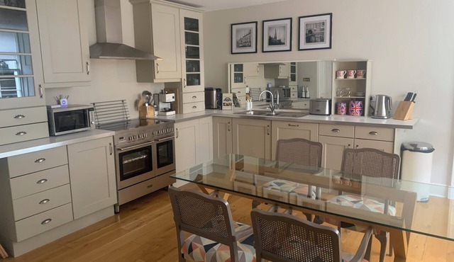 Chic Edinburgh City Centre Apart. close to Castle