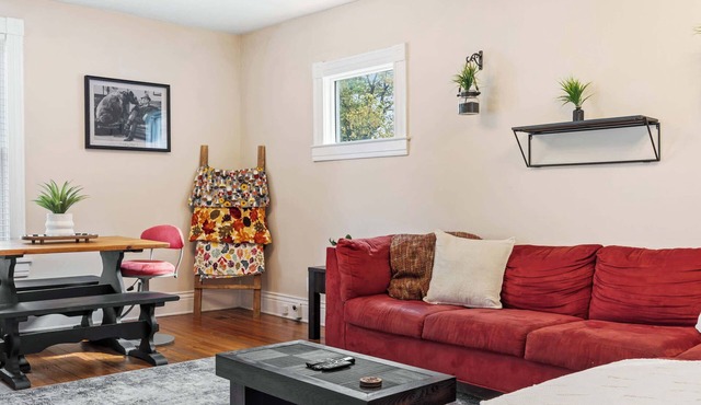 Chic Southern Parkway Unit | Near Downtown Lou!
