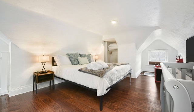 Child Friendly, Parking, King Bed, 15 min to Downtown