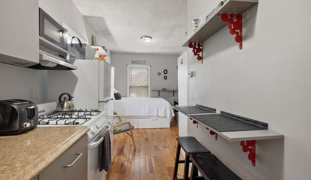 City Chic 2nd flr Studio w Enclosed Private Porch
