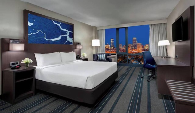 City View King Room at Courtyard Boston Cambridge - Minutes to Downtown Boston