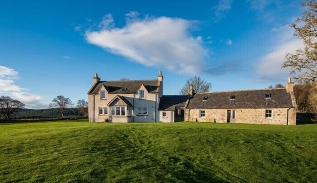 CLASHINDEUGLE FARMHOUSE & ANNEX, pet friendly in Grantown-On-Spey