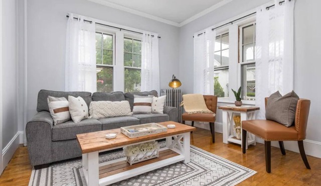Classic Boutique Farmhouse - Walk to Town - Historic Charm