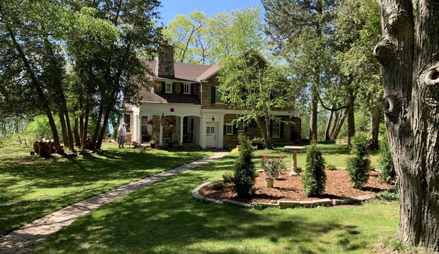 Classic Leland cottage on the beach, beautiful sunsets, 8 min. walk to downtown