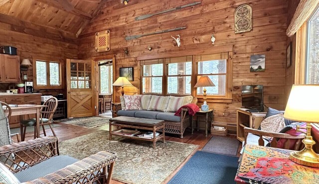 Classic Maine 2BR Cabin in Center of MDI! Pet Friendly [Birdsong]