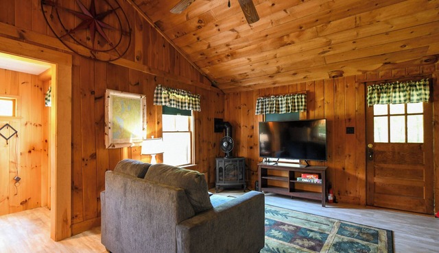 Classic Maine Cottage in an association with a nice yard and shared beach