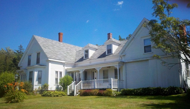 Classic Maine Farmhouse - walk to Pemaquid Beach
