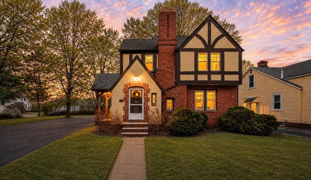 Classic Tudor Getaway |Fireplace|Parking|Workspace