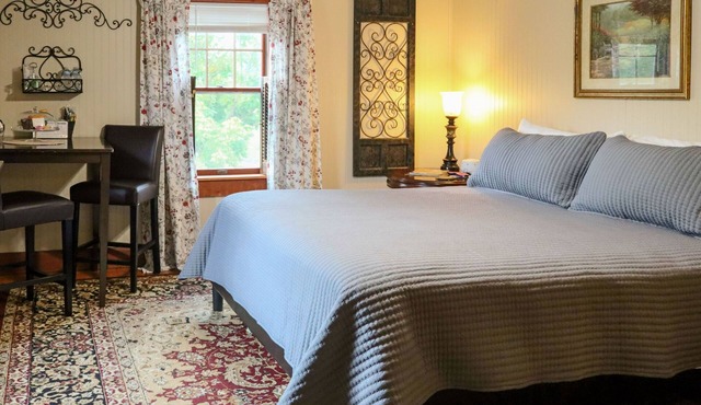 Classy, luxurious, private king suite, a perfect retreat