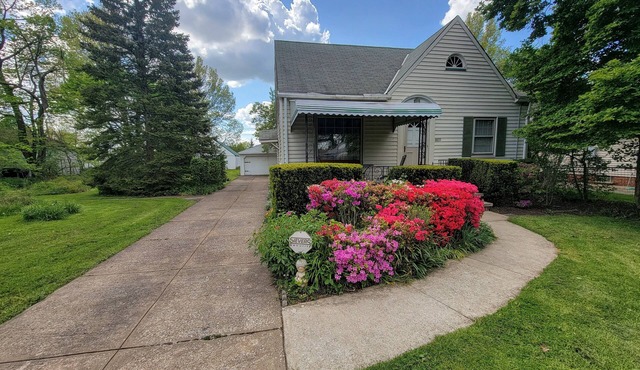 CLE Garden Retreat, 4-Min to Airport & Metroparks, Ping Pong, BBQ & Private Yard