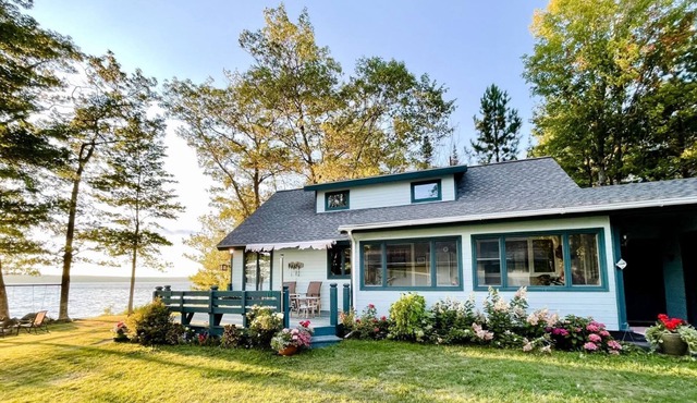 Clean and Cozy Cabin with Hot Sauna, Watersports + Snowmobiling