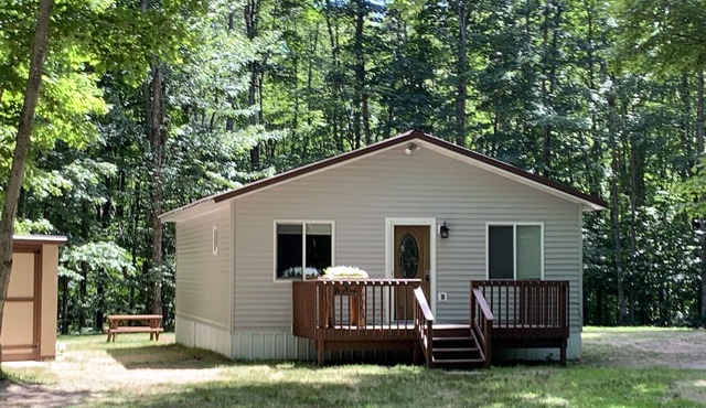 Clean and Cozy Retreat near Pictured Rocks!