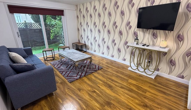 Clean & Spacious 2BR Home Near Glasgow Airport and Loch Lomond