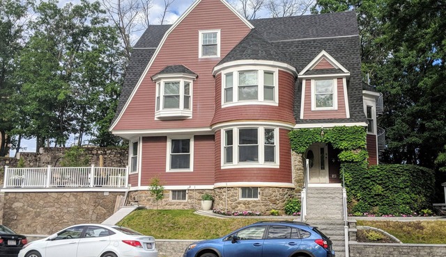 Clean, Spacious and Located Steps Away From the MBTA!