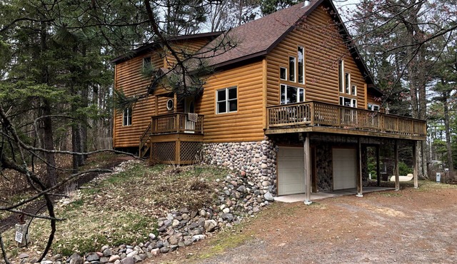 Clean & Spacious On 3,000 Acre Crystal Clear Grindstone Lake