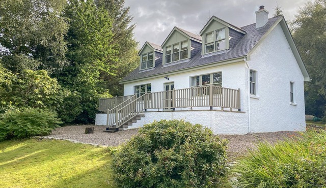CLEARWATER HOUSE, family friendly, with open fire in Glenuig