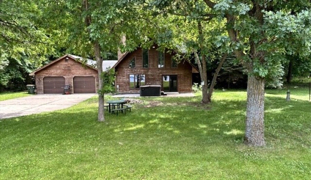 Clearwater Lake 3 bedroom house with hot tub.