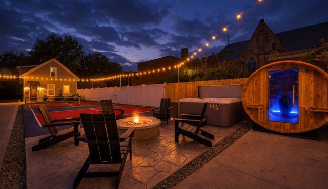 Cleveland Group House | Sleeps 17 | Hot Tub + Sauna
