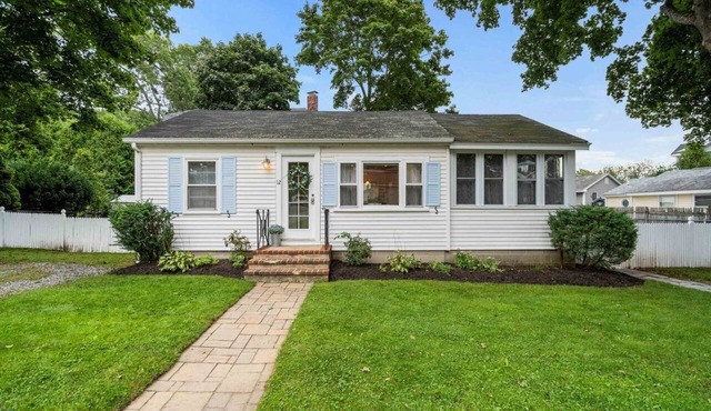 Close to Beach! Pool, Hot Tub, Firepit in Patio area & Deck.