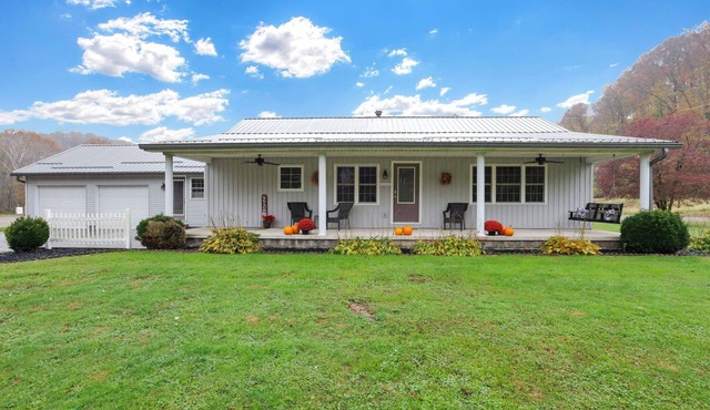 Close to Caves! Hocking Hills hiking, pool table, COLD A/C, cozy cottage!