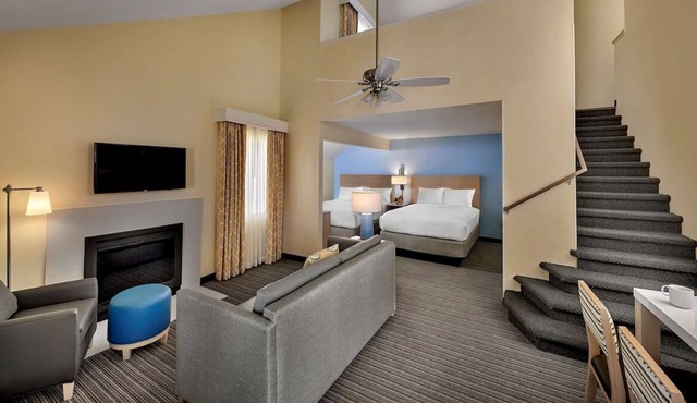 Close to Chamberlin Park! Swimming Pool, FREE Parking & Breakfast, Full Kitchen!