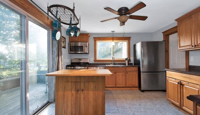 Close to downtown with hot tub!