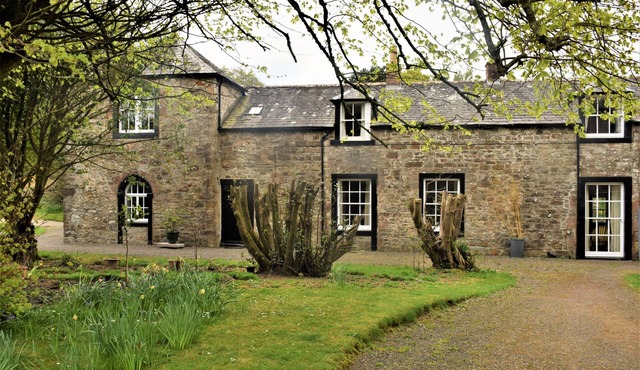 Coachmans Cottage - a cottage that sleeps 10 guests in 4 bedrooms